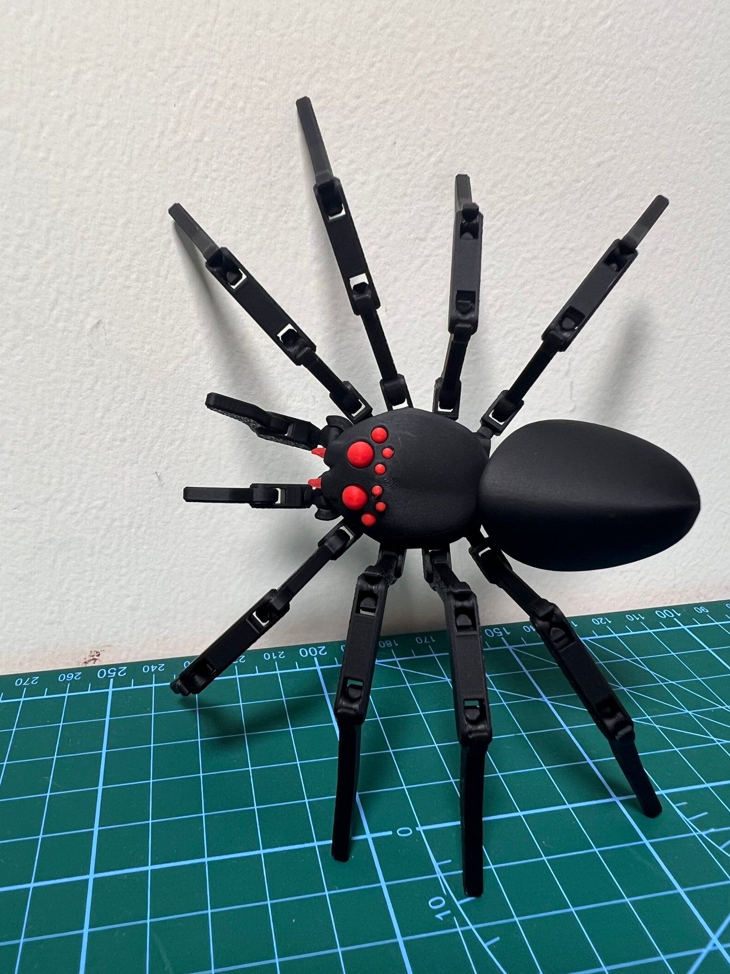 3D printed Halloween red-eyed spider joint movable DIY made
