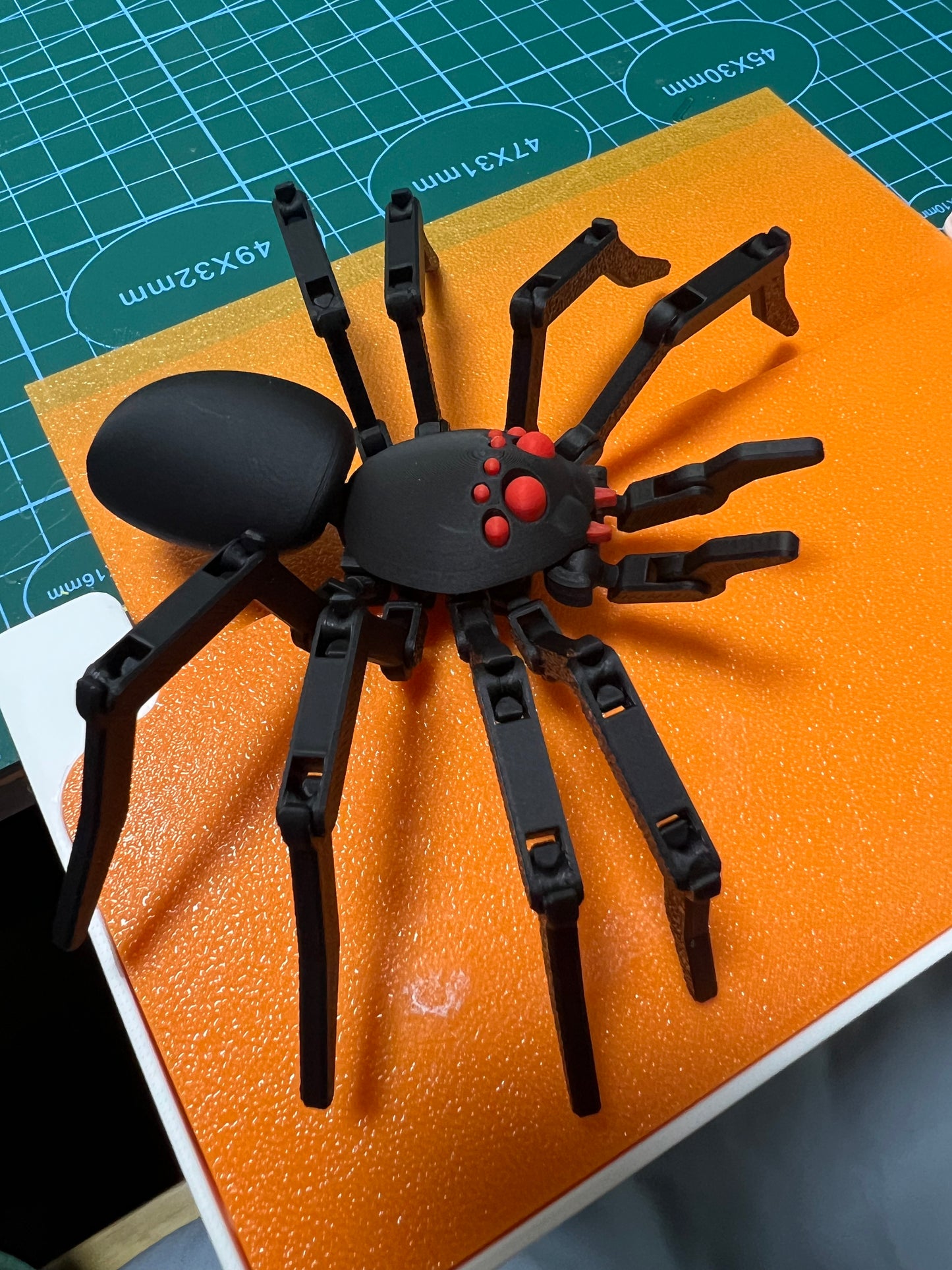 3D printed Halloween red-eyed spider joint movable DIY made