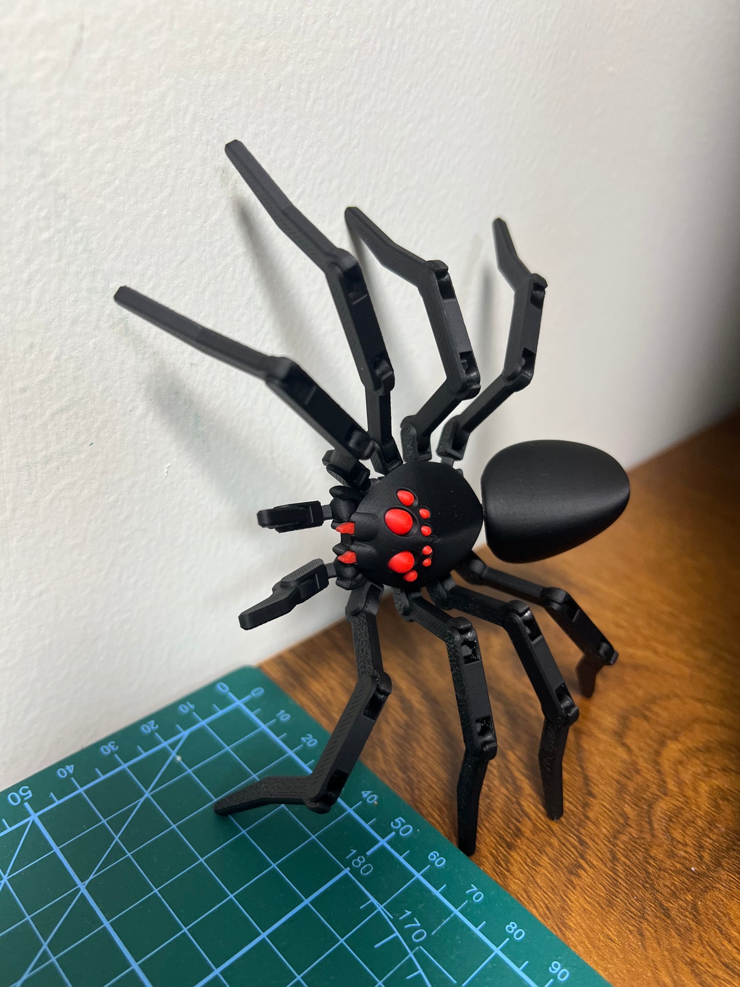3D printed Halloween red-eyed spider joint movable DIY made