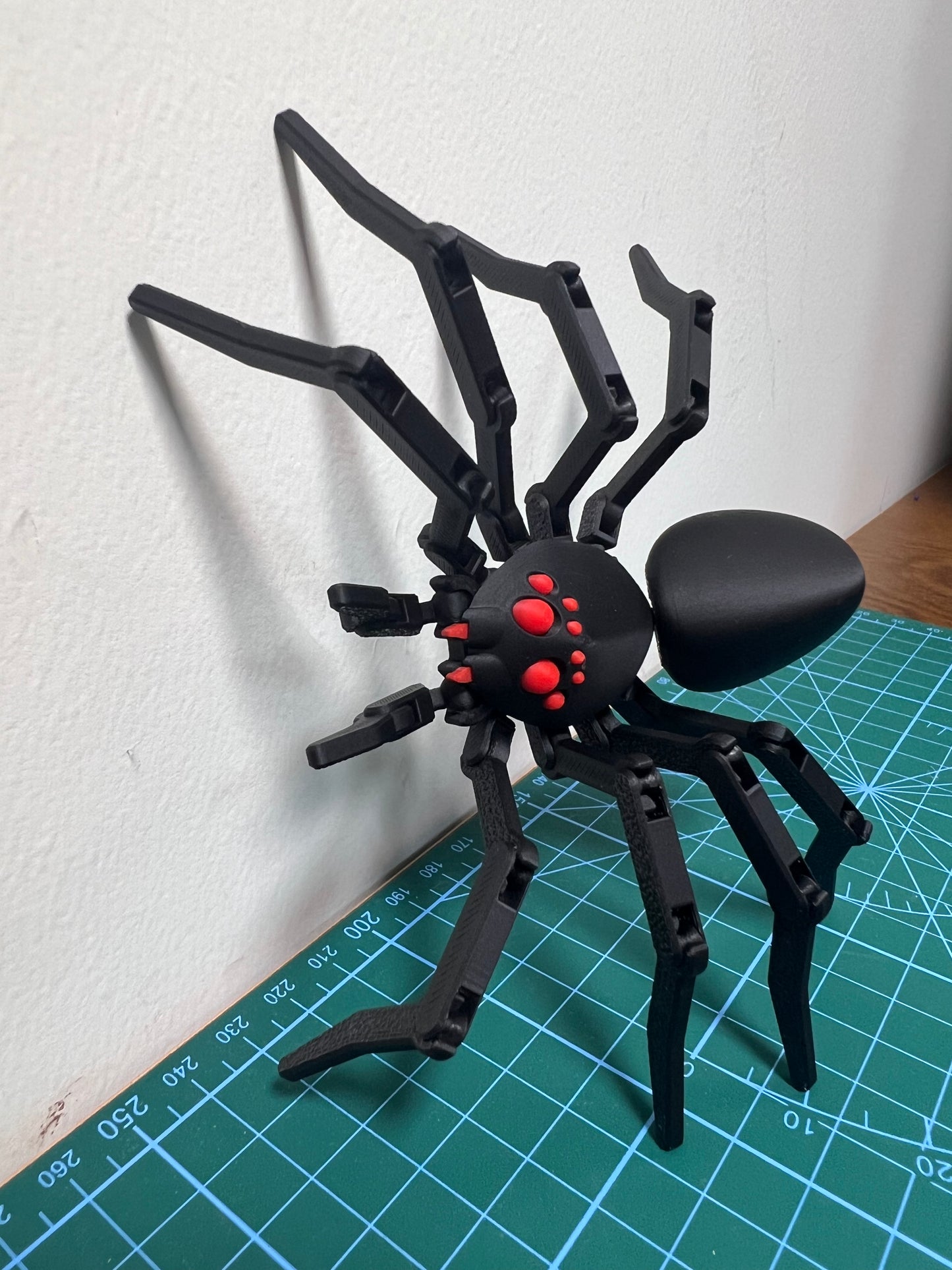 3D printed Halloween red-eyed spider joint movable DIY made